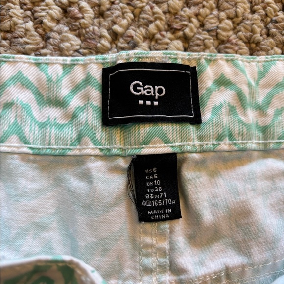 GAP Green and White Chevron Shorts - Picture 2 of 4